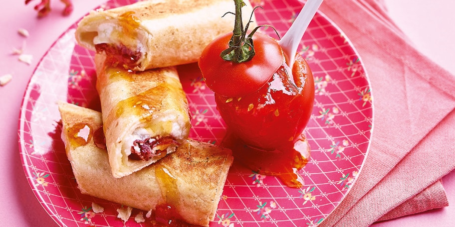 Rulouri cu branza de capra si dulceata de rosii