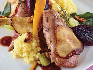 Rata la cuptor cu miere de albine, sos de afine si mere caramelizate