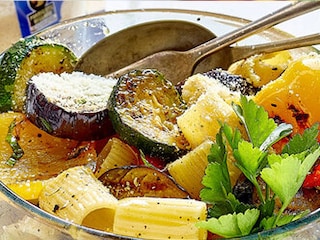 Salata de paste cu legume la gratar si parmezan