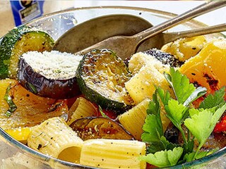 Salata de paste cu legume la gratar si parmezan