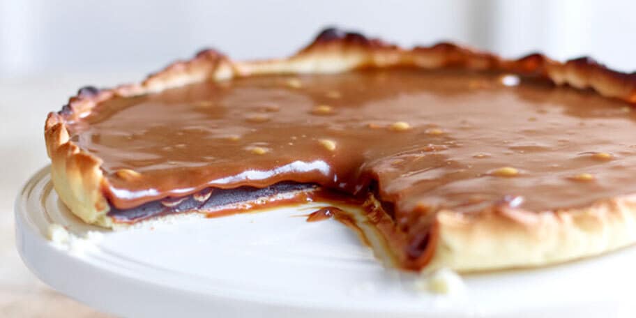 Tarta de ciocolata cu ganache sarat, invelita in caramel