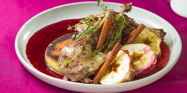 Pulpe de rata pe pat de clatite cu sos de rodie