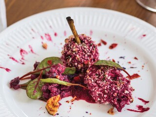 Coquelet in crusta marmorata cu sos de sfecla rosie si zmeura
