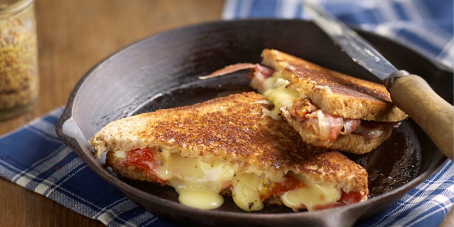 Sandvisuri crocante cu jamon Serrano si branza Camembert