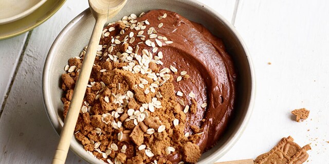 Mousse de ciocolata cu crumble de biscuiti speculoos si fulgi de ovaz