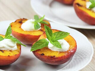 Nectarine coapte cu crema de mascarpone si amaretto