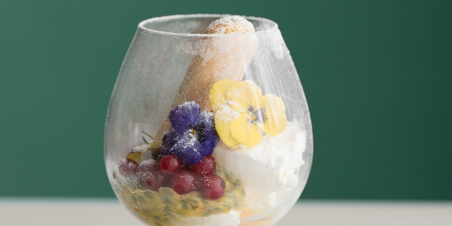 Crema de mascarpone cu fructul pasiunii si coacaze rosii