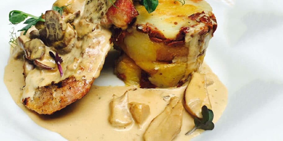 Cotlet de porc cu sos de hribi si cartofi mediteraneeni