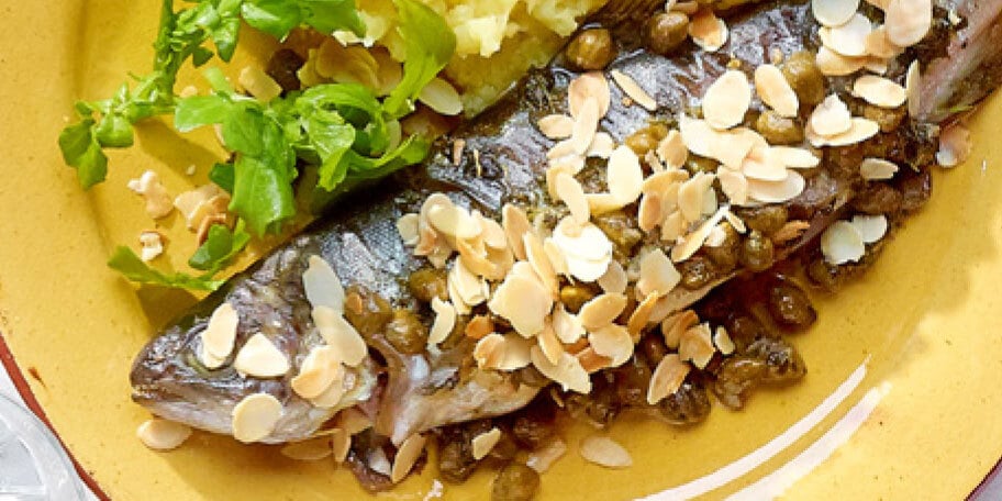 Pastrav cu sos de unt, migdale si capere