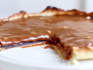 Tarta de ciocolata cu ganache sarat, invelita in caramel