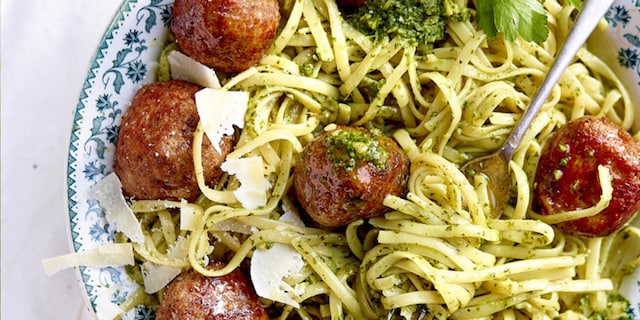 Chiftelute de miel cu tagliatele si pesto