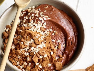 Mousse de ciocolata cu crumble de biscuiti speculoos si fulgi de ovaz