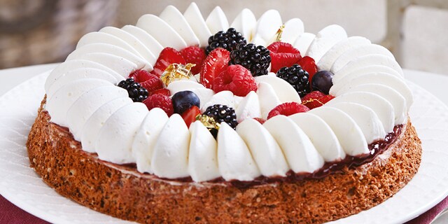 Dacquoise cu fructe de padure