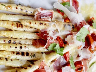 Sparanghel la gratar cu jambon