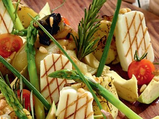 Platou cu halloumi si legume