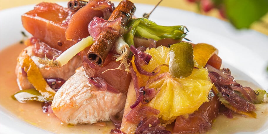 Somon cu gutui la cuptor si scortisoara