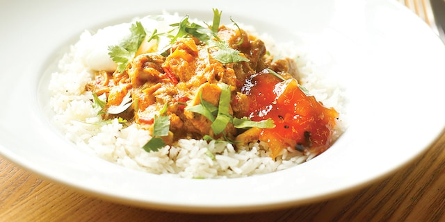 Curry picant de pui cu orez basmati si chutney de mango