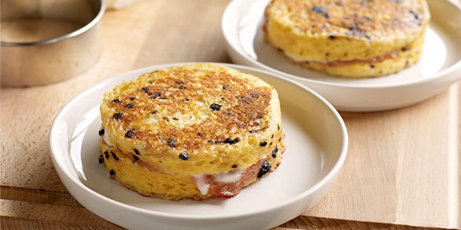 Pain perdu cu pasta de masline si prosciutto