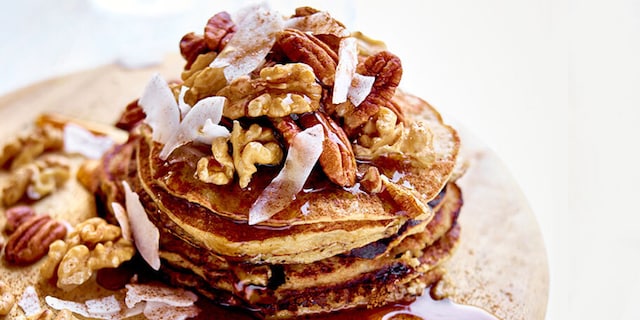 Clatite cu fulgi de ovaz, nuci si sirop de artar