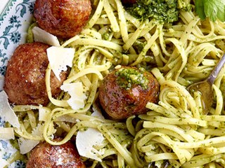 Chiftelute de miel cu tagliatele si pesto