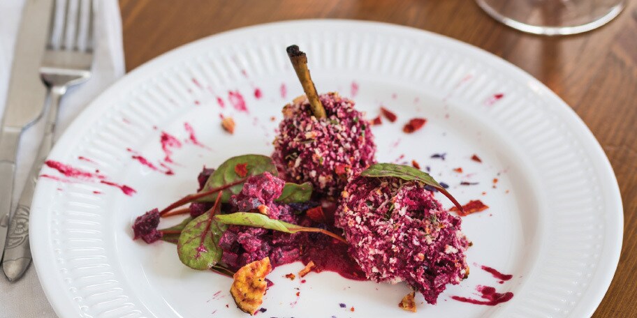 Coquelet in crusta marmorata cu sos de sfecla rosie si zmeura