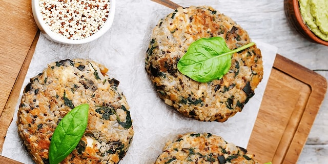 BURGERI VEGETALI CU QUINOA ȘI NĂUT