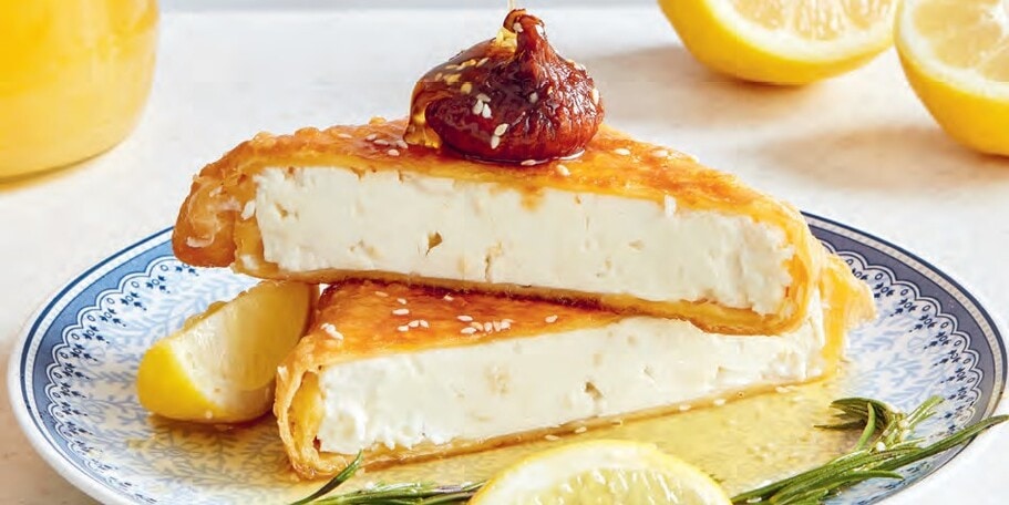 Brânză feta în foietaj, cu smochine și sirop de miere cu lămâie