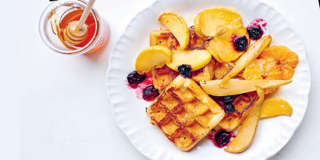 Toast franțuzesc cu gaufre și fructe caramelizate