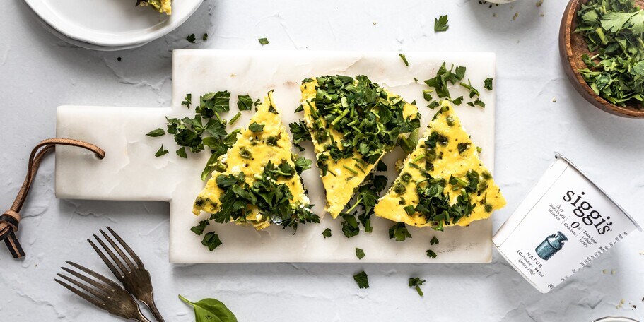 Frittata cu verdețuri, mazăre și brânză feta