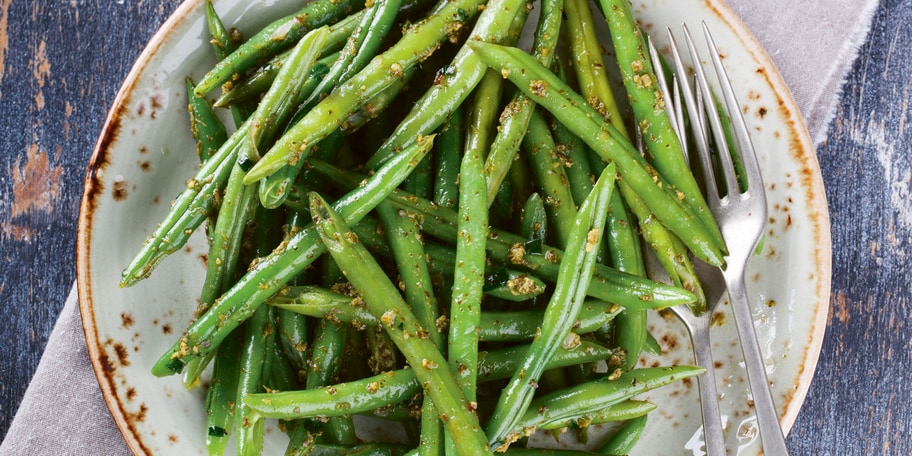 SALATĂ DE FASOLE VERDE CU SOS PESTO