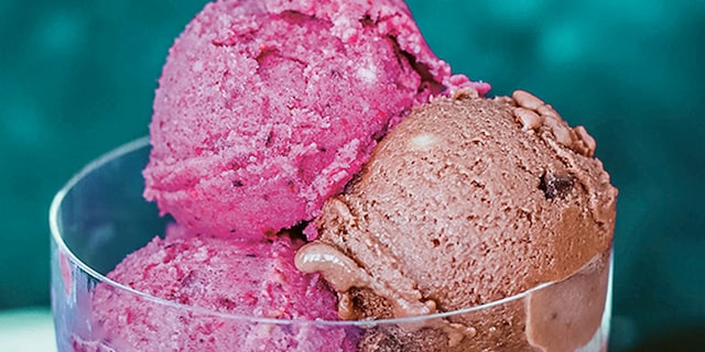 Înghețată în două culori