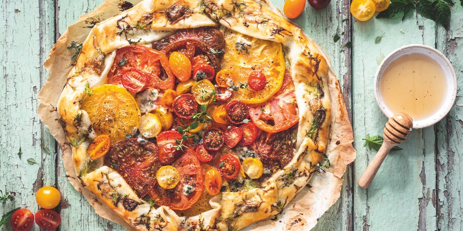 Tartă cu roșii coapte și crustă de brânză