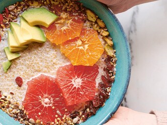 Porridge de quinoa cu fructe, nuci și semințe