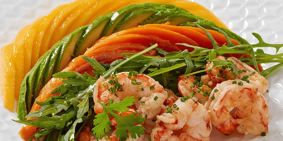 SALATĂ CU CREVEȚI, CARTOF DULCE ȘI MANGO