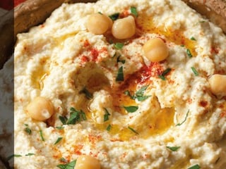 Hummus cu ulei de măsline și pită