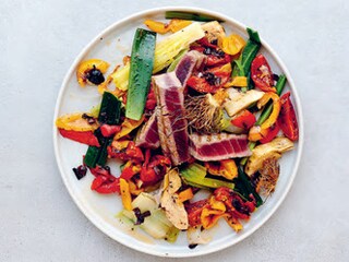 Friptură de ton cu salată de legume mediteraneene și praz prăjit