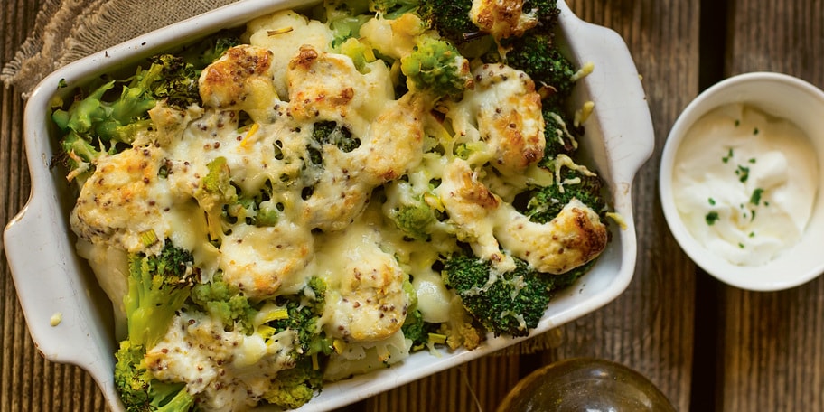 CONOPIDĂ ȘI BROCCOLI GRATINATE, CU SOS DE BRÂNZĂ ȘI MUȘTAR