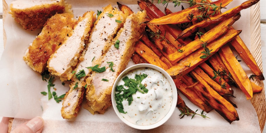 Șnițel de curcan, cartofi dulci copți și sos de iaurt cu tarhon