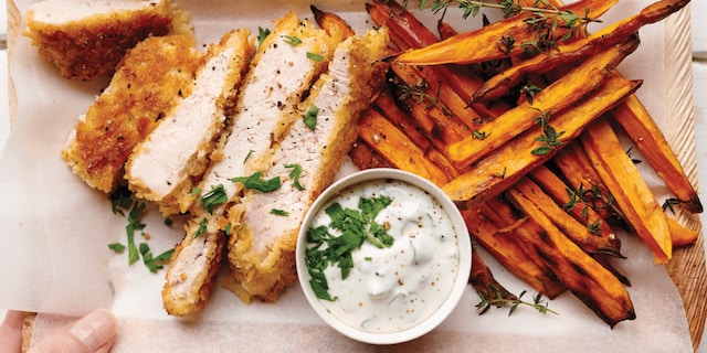 Șnițel de curcan, cartofi dulci copți și sos de iaurt cu tarhon