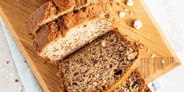 Banana bread vegană, cu nuci și fructe uscate