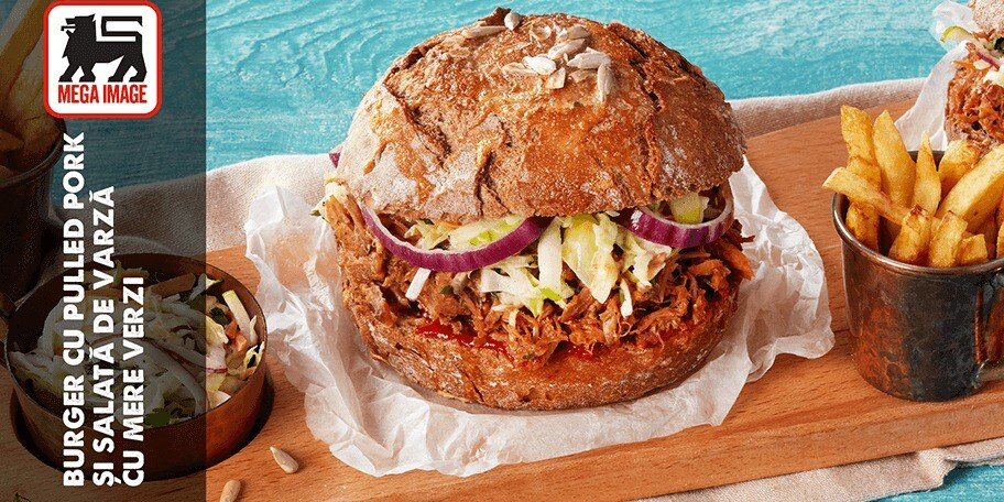 BURGER CU PULLED PORK ȘI SALATĂ DE VARZĂ CU MERE VERZI