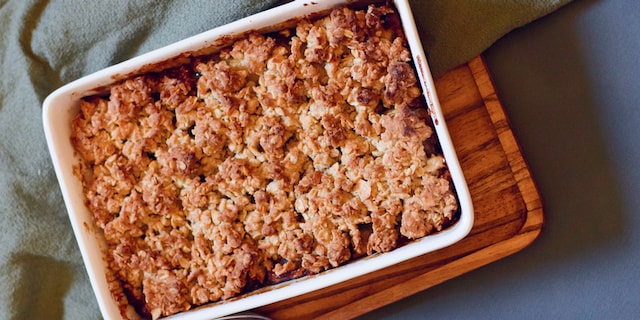 Crumble cu mere, scorțișoară și fulgi de ovăz