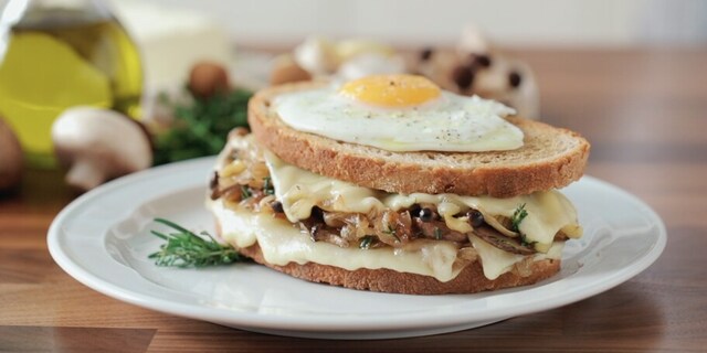 SANDVIȘ CALD CU ROZMARIN, CIUPERCI SI BRÂNZÃ CAMPINA