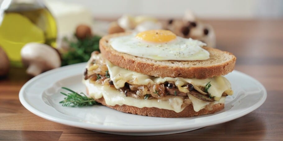 SANDVIȘ CALD CU ROZMARIN, CIUPERCI SI BRÂNZÃ CAMPINA