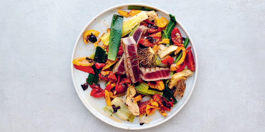 Friptură de ton cu salată de legume mediteraneene și praz prăjit