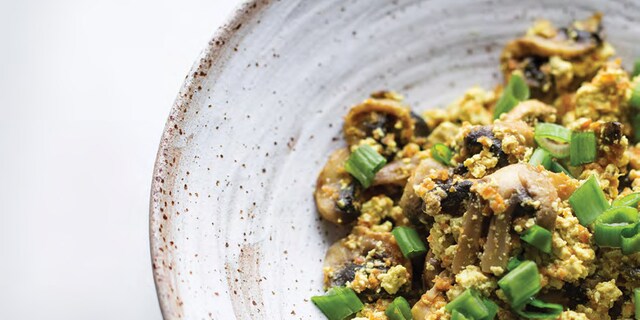 Ouă jumări cu ciuperci, tofu și ceapă verde