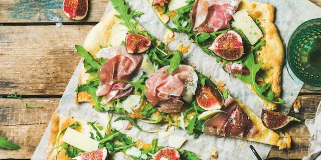 PIZZA CROCANTĂ CU RUCOLA, PROSCIUTTO ȘI SMOCHINE