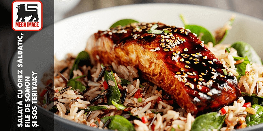 Salată cu orez sălbatic, file de somon și sos teriyaki