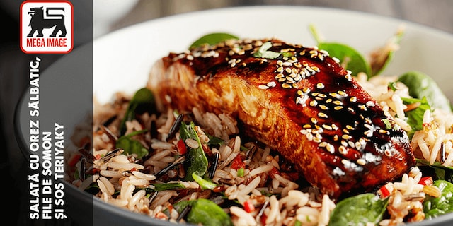 Salată cu orez sălbatic, file de somon și sos teriyaki
