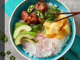 SUSHI BOWL CU PIEPT DE PUI ȘI ANANAS